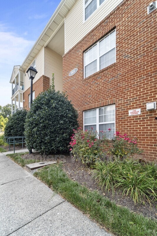 Building Photo - 801 Brassie Ln