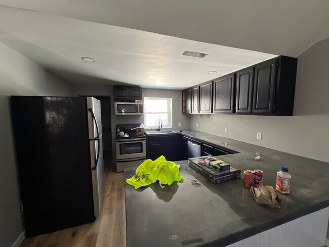 Foto del edificio - 383 Stewart Rd N