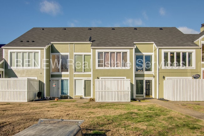 Building Photo - 214 Raintree Dr