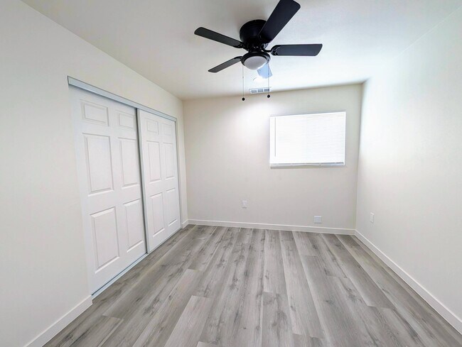 Building Photo - Murray