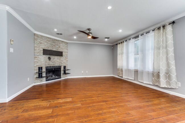 Building Photo - 320 S Mesa Verde Way