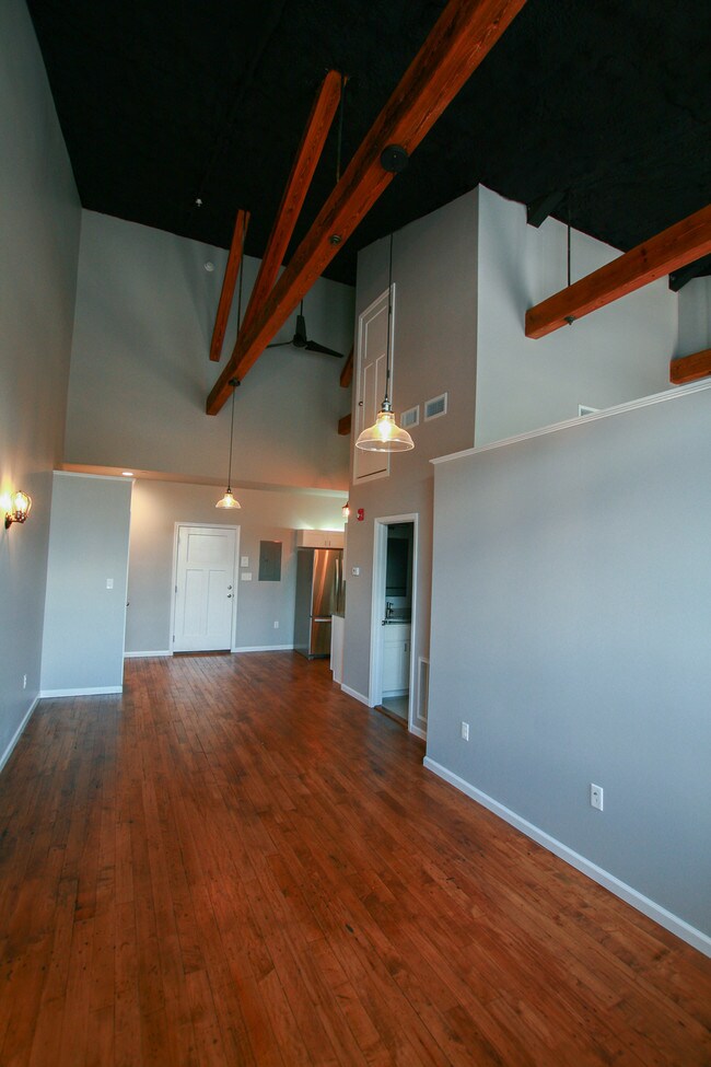 Building Photo - 632 N College St