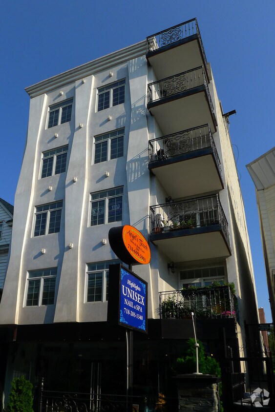 Foto del edificio - 10465 Roosevelt Ave