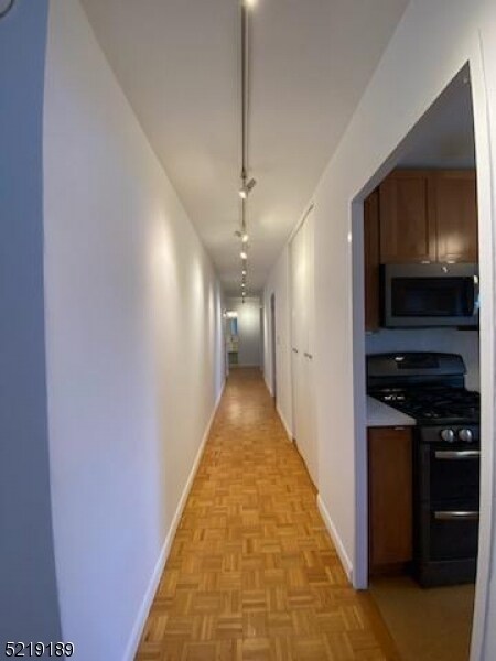 Building Photo - 465 Valley St