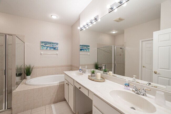 Foto del edificio - 13841 Lake Mahogany Blvd