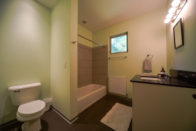 Building Photo - 208 Paseo Del Pueblo Sur