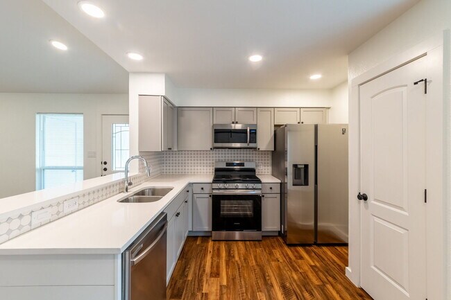 Foto del edificio - 1205 Dobie Dr