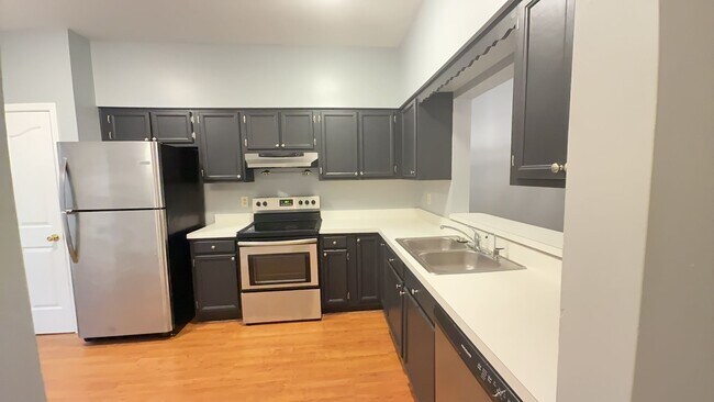 Foto del edificio - Spacious Virginia Beach Home with Dual Primary Suites & Private Backyard
