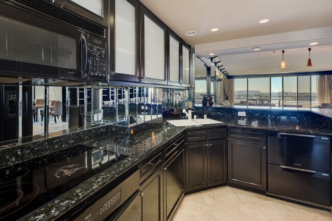 Building Photo - 4335 Marina City Dr