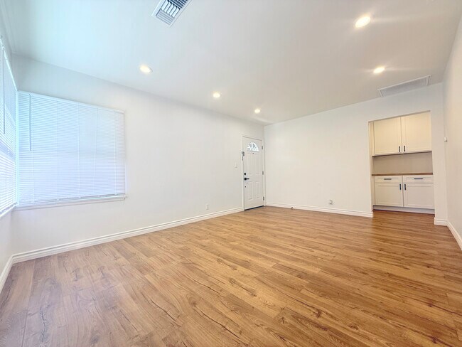 Foto del edificio - 1720 N Hollywood Way