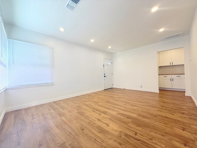 Building Photo - 1720 N Hollywood Way