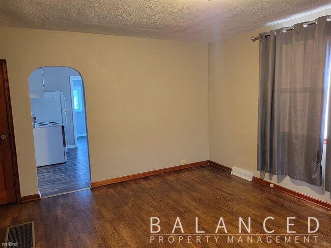 Building Photo - 2 br, 1 bath House - 321 W Railroad St