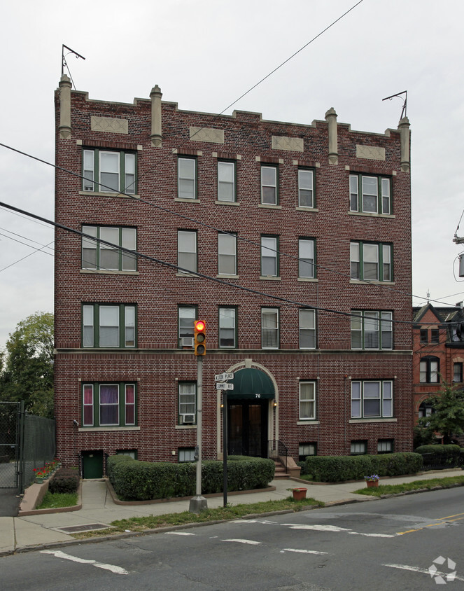 Primary Photo - 70 Summit Ave