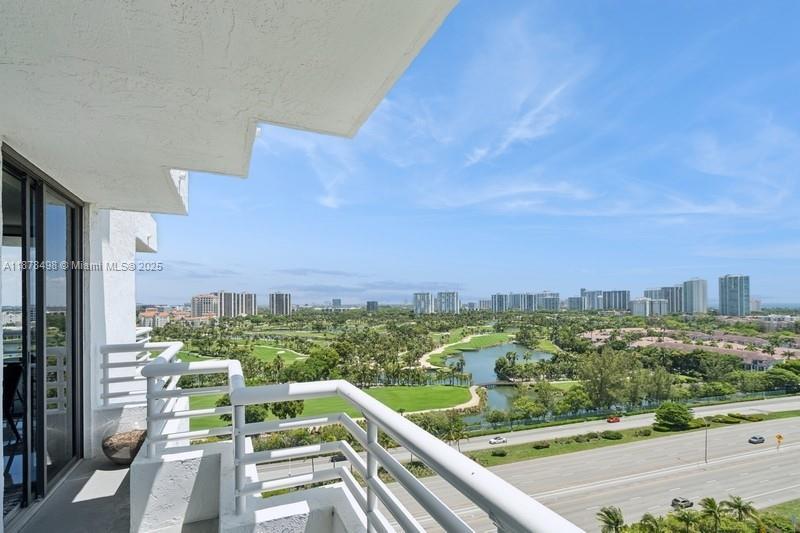 Foto principal - 3300 NE 192 St