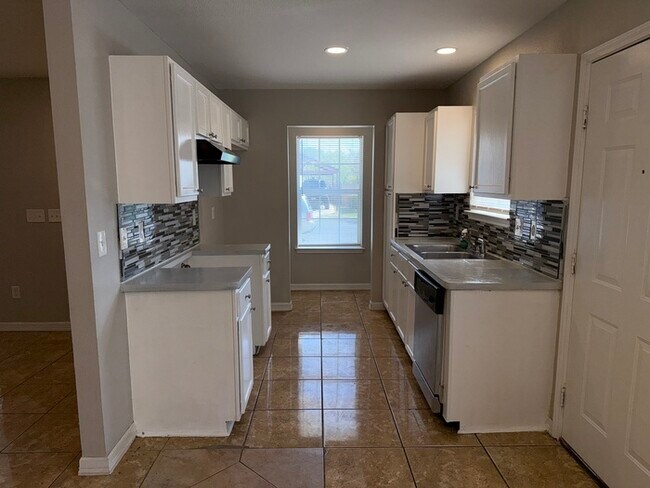 Foto del edificio - 8919 Heather Ct