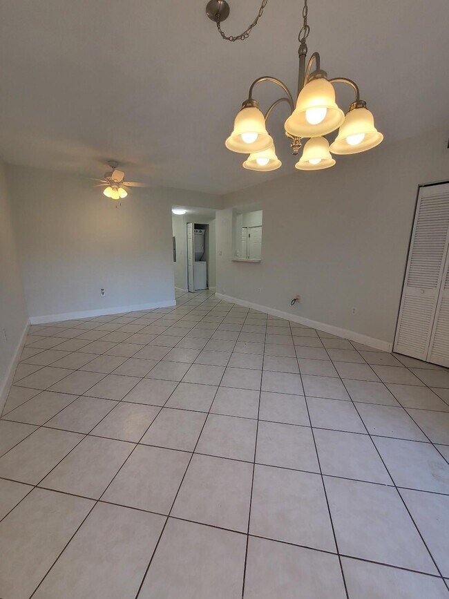 Foto del edificio - 1055 Golden Lakes Blvd