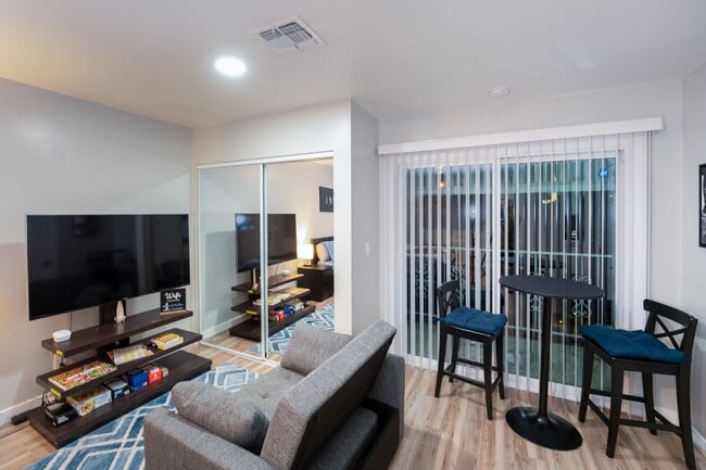 Building Photo - Charming Studio in Las Vegas