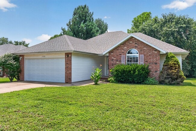 Building Photo - Spacious 4-Bedroom Home with Huge Backyard in Ozark!
