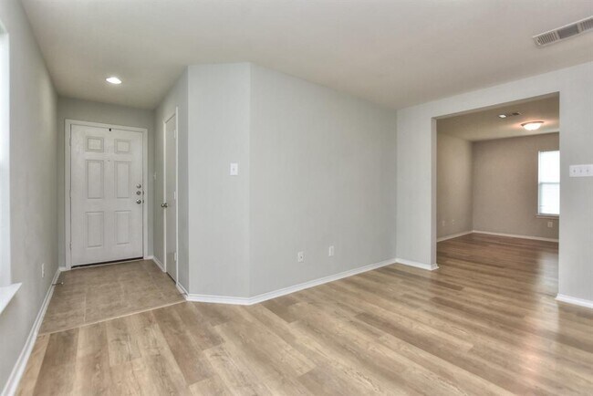 Building Photo - 2206 Weiss Ln