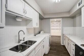 Building Photo - 353 N Post Oak Ln