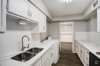 Building Photo - 353 N Post Oak Ln