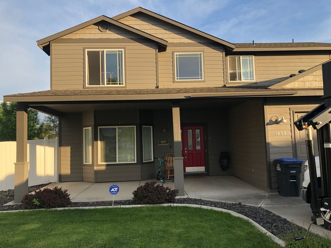 Primary Photo - Extra Large Home For Rent, 4 Bedrooms!