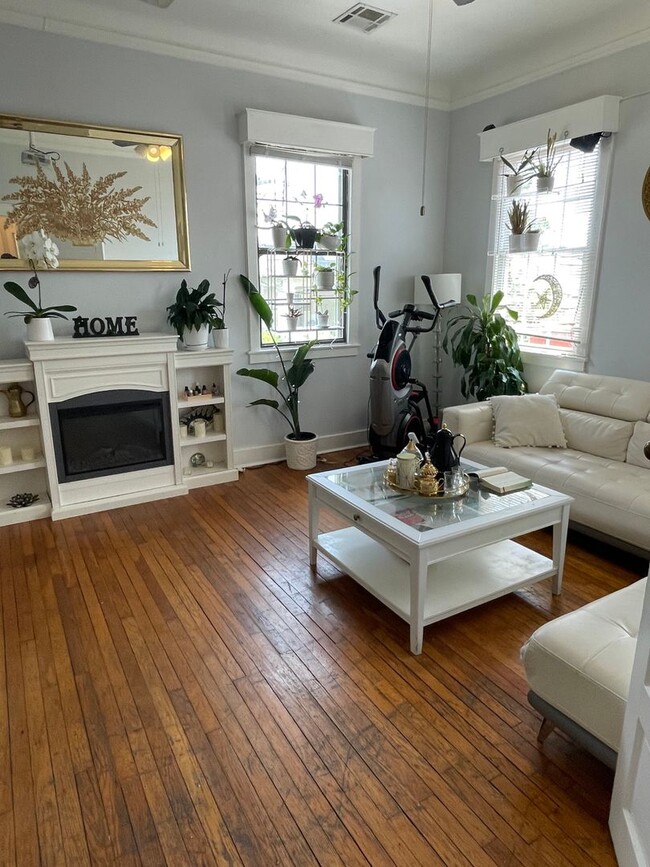 Photo - Gorgeous 3BD Apartment above commercial space ON MAPLE ST