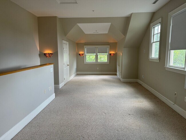 Foto del edificio - ***JUST REDUCED!!!*** - Marblehead Highlands Townhouse