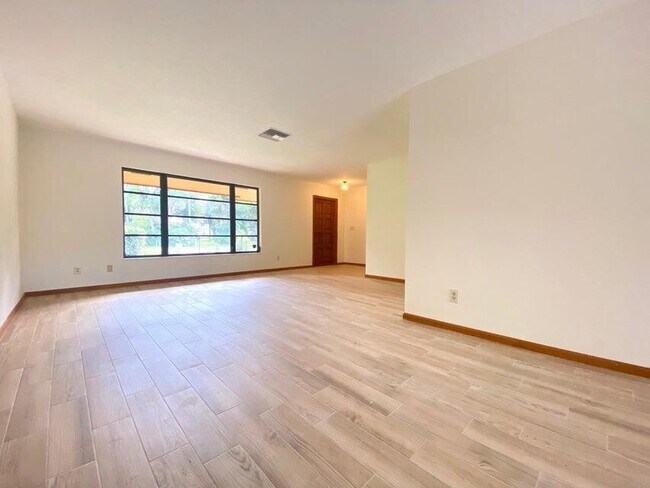 Foto del edificio - 5585 Pennock Point Rd