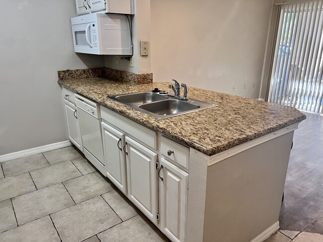 Foto del edificio - 1929 Summer Club Dr