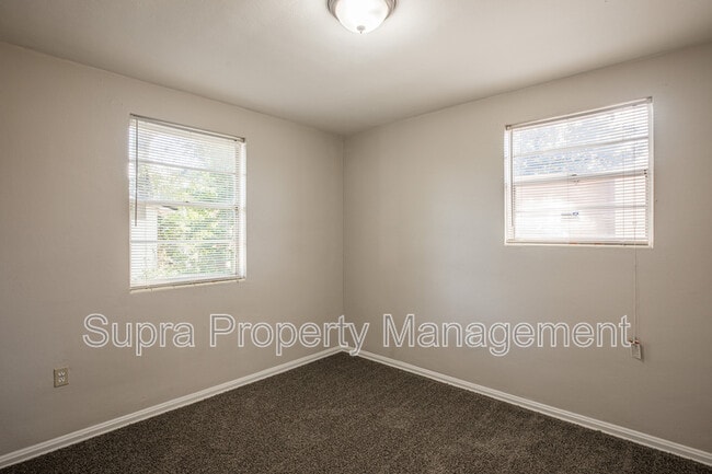 Foto del edificio - 1059 Glynlea Rd