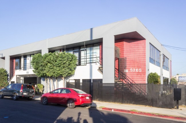 Building Photo - 5265 Fountain Ave