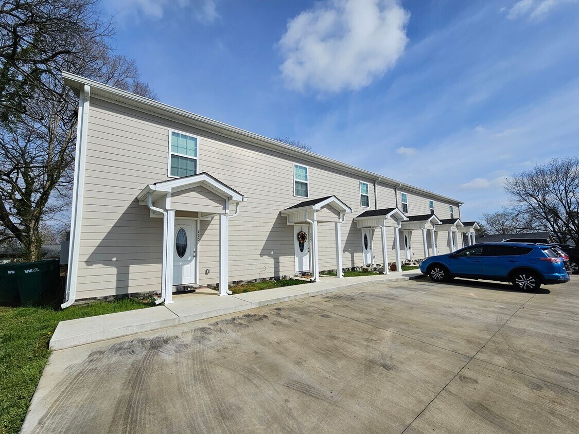 Primary Photo - Elegant Townhome Minutes From Tim's Ford L...