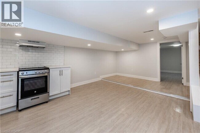 Photo du bâtiment - 28 Garfield Ave N