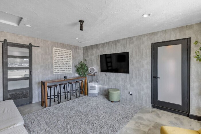 Primary Photo - Private Resort Style Oasis, Pets, No Booki...