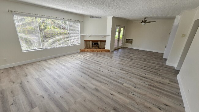 Foto del edificio - 2130 Beachwood Dr