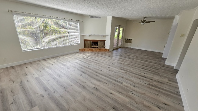 Building Photo - 2130 Beachwood Dr