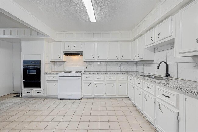 Foto del edificio - 2823 Trail Lake Dr