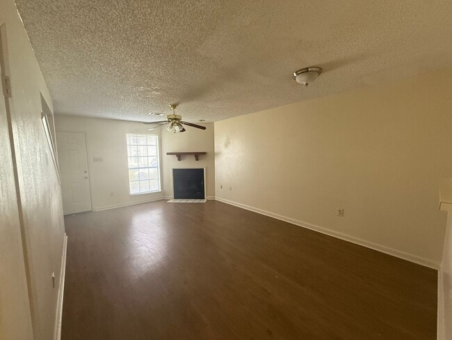 Building Photo - 2BD 2.5BA CONDO WITH WATER INCLUDED