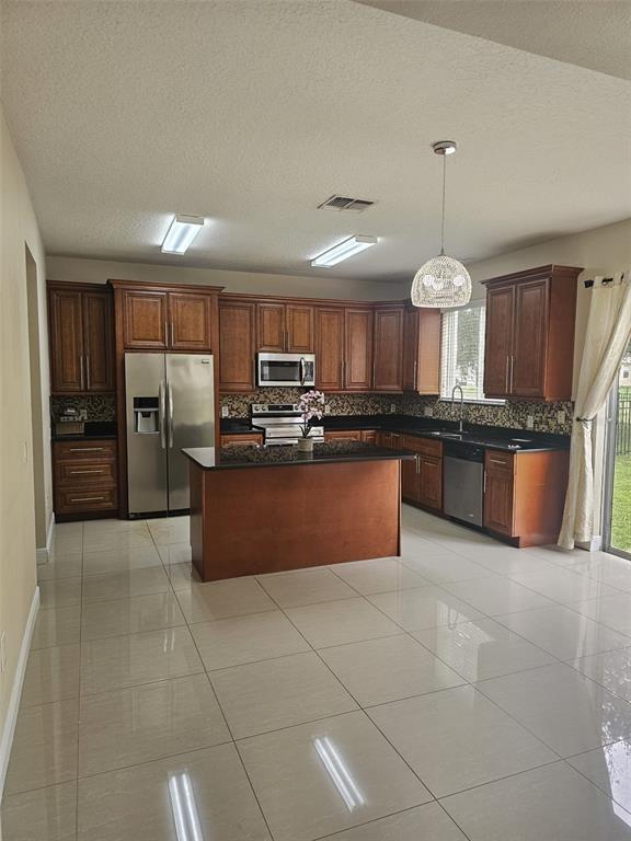 Foto del edificio - 13245 Oulton Cir