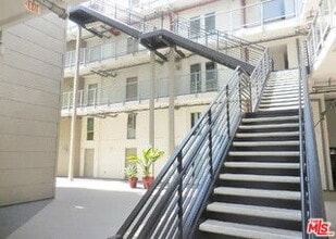 Building Photo - 4133 Redwood Ave