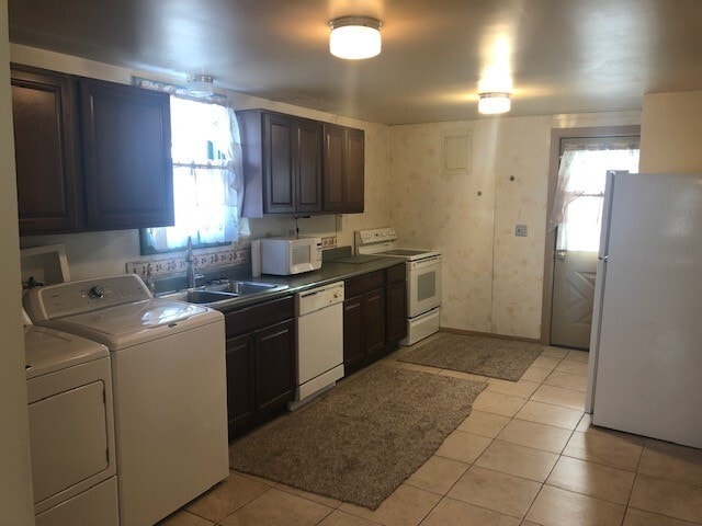 Building Photo - 2 bedroom, 1.5 bath home with off street p...