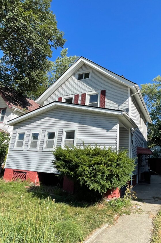 Foto principal - SECTION 8 and EDEN Accepted!! Exciting Opportunity to Live in a Newly Renovated 3 br Home!