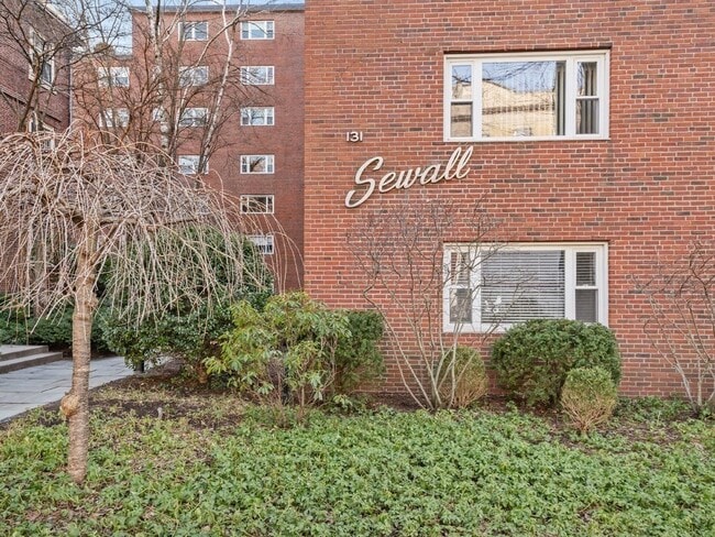 Building Photo - 131 Sewall Ave