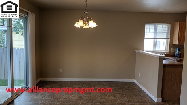 Building Photo - Spacious 3 bedroom house with fenced back ...