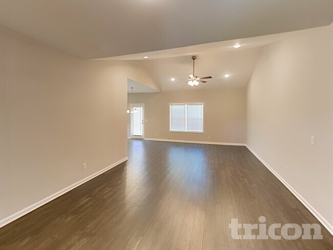 Building Photo - 1010 Cyril Dr