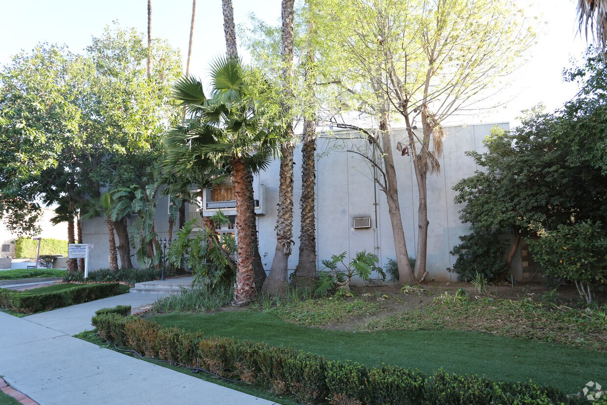 Building Photo - Crestwood Garden