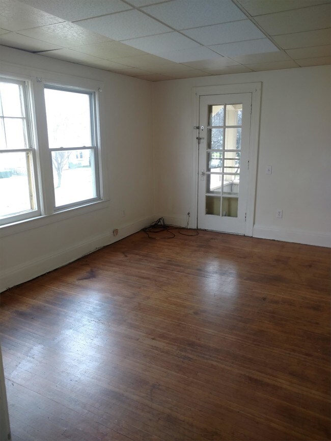 Building Photo - 272 Lake View Park - Up