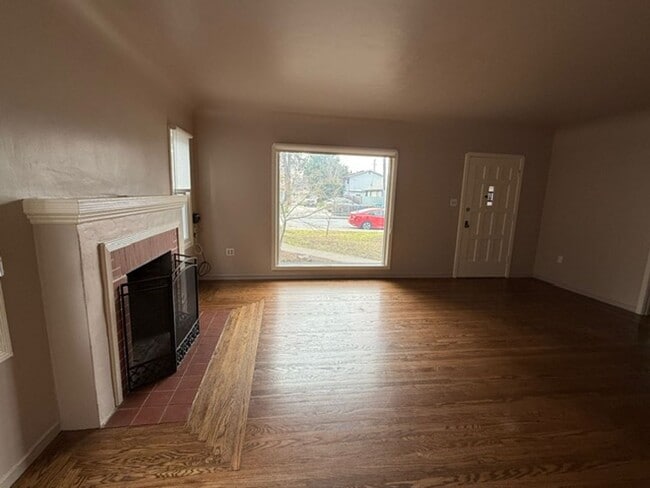 Building Photo - Charming 3 bedroom 2 bathroom single level home in Santa Rosa