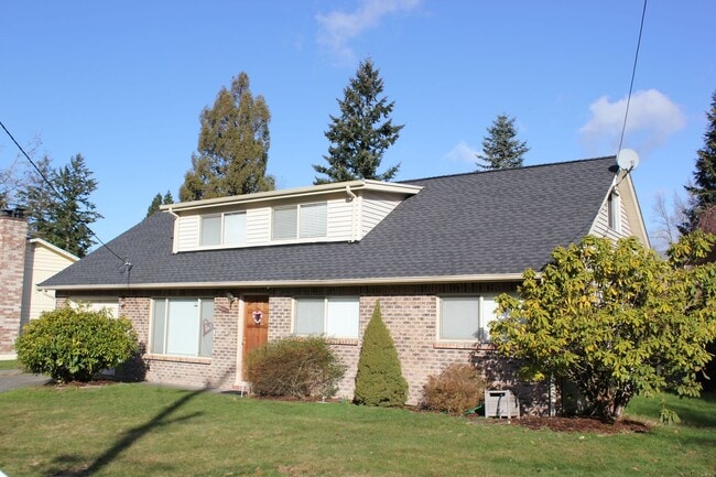 4 Bedroom Fairwood Home with garage and RV parking - 4 Bedroom Fairwood Home with garage and RV parking